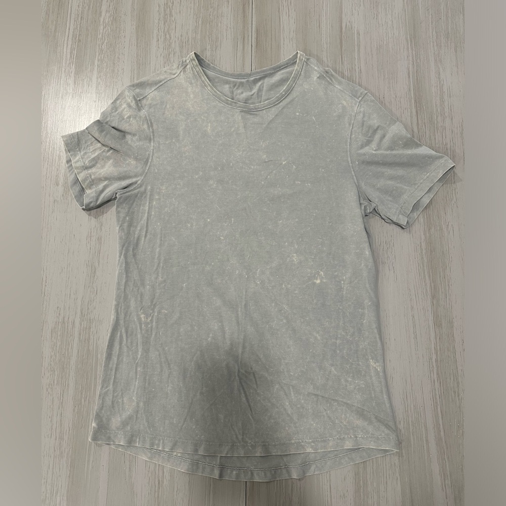 Lululemon Shirt Men Medium Gray Wash Short Sleeve LTT Athletic Curved Hem Basic